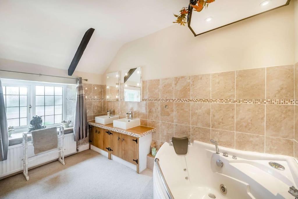 Country House - Pool Jacuzzi - Perfect For Celebrations, Work People Chard Buitenkant foto